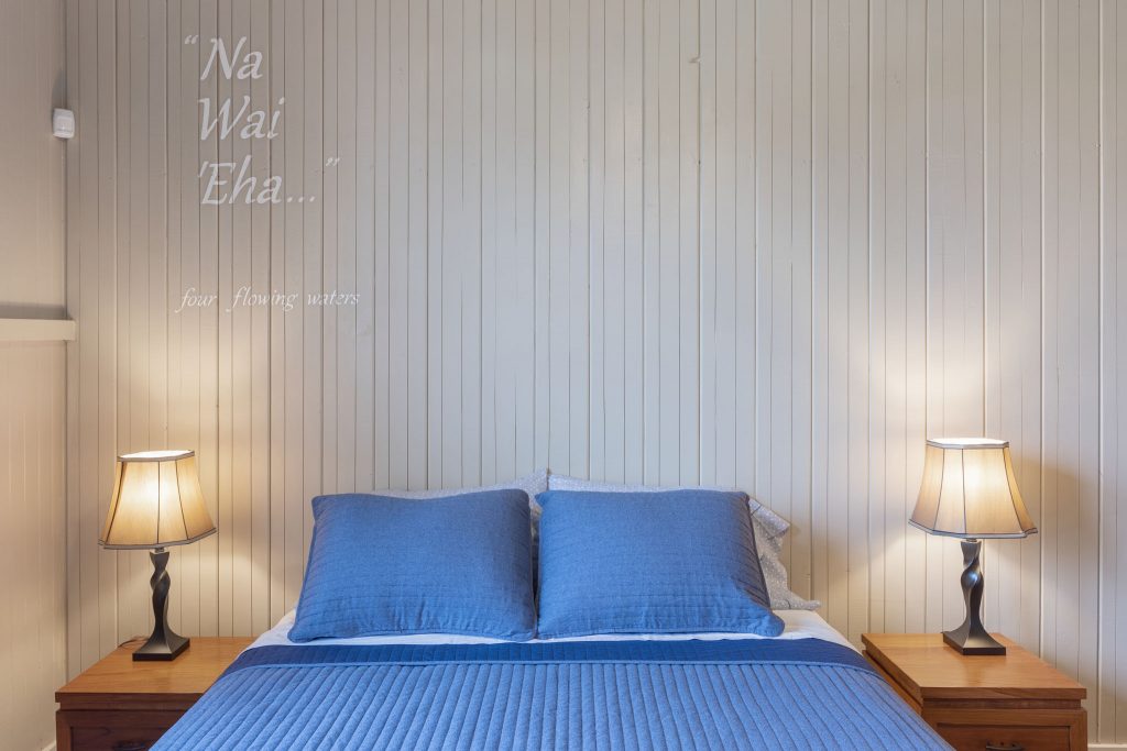 Bedroom w/Queen Bed
