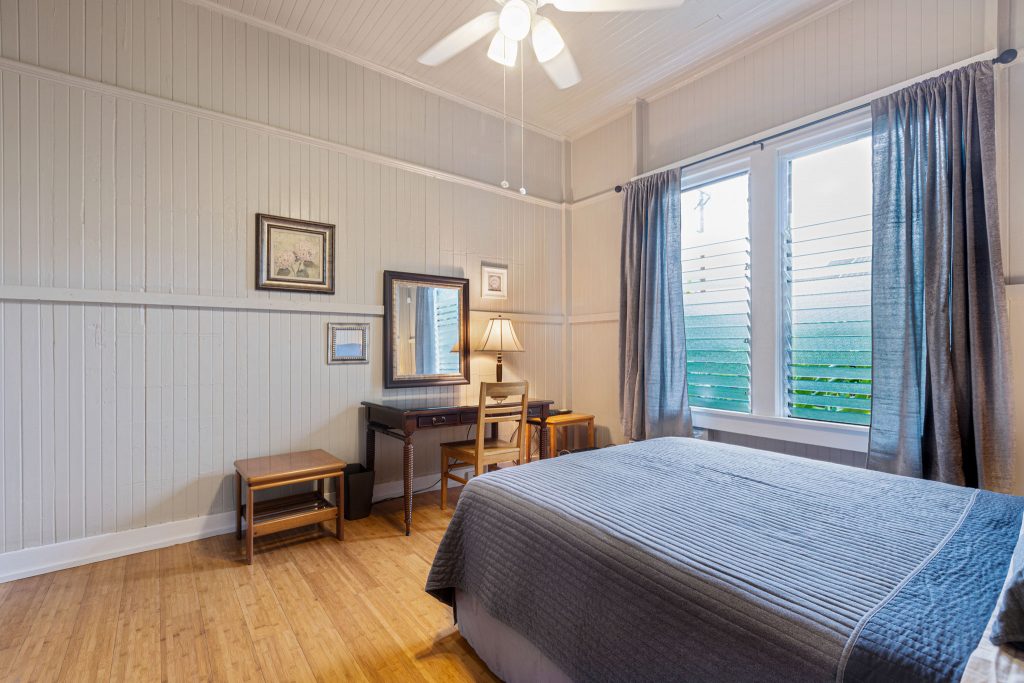 Bedroom w/Queen Bed