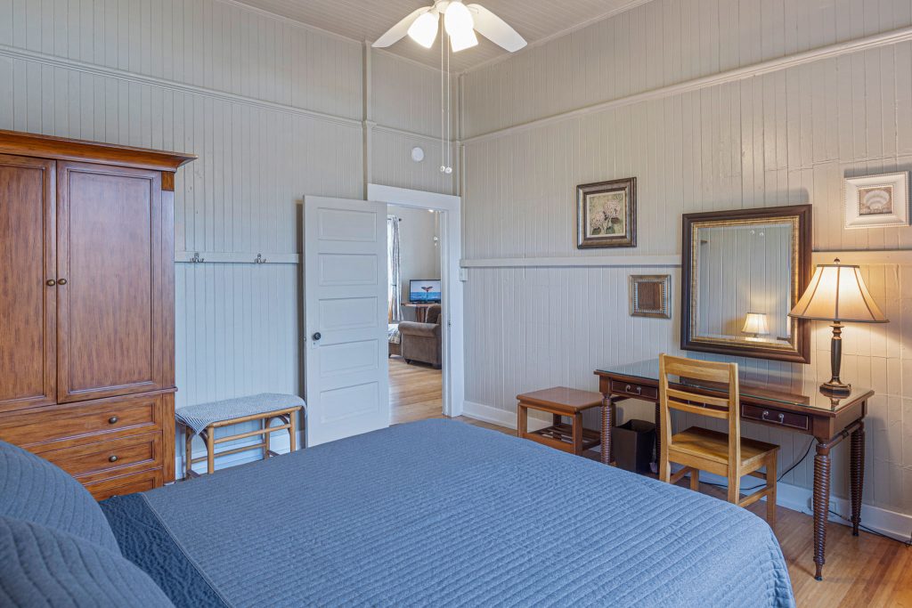 Bedroom w/Queen Bed
