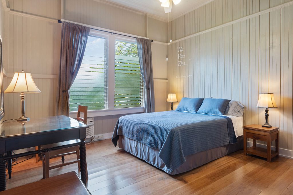 Bedroom w/Queen Bed
