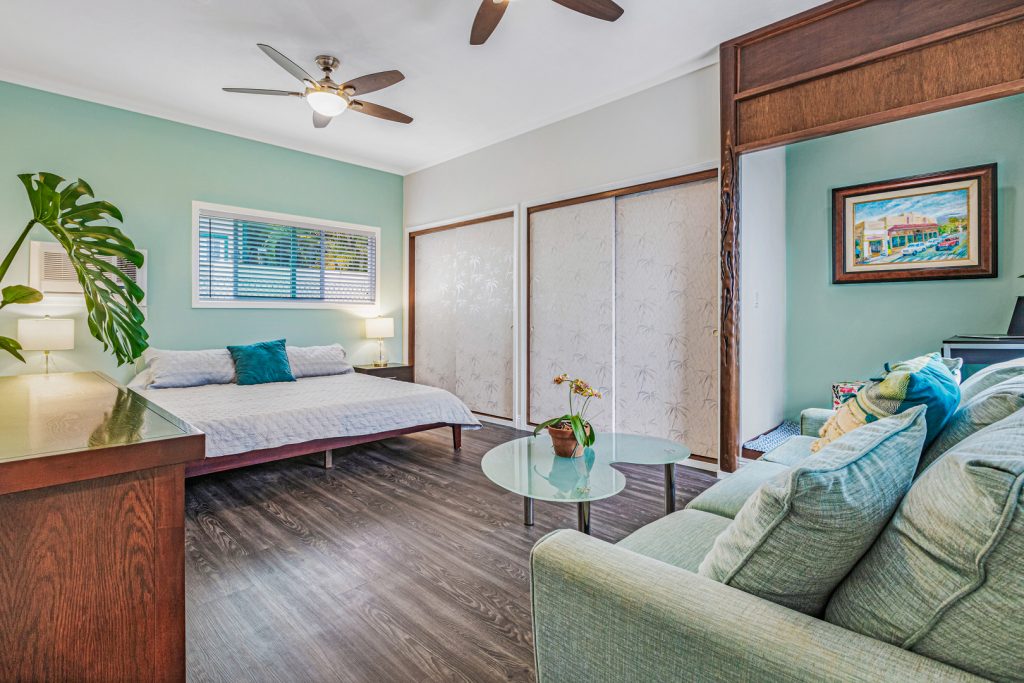 Bedroom w/King Bed